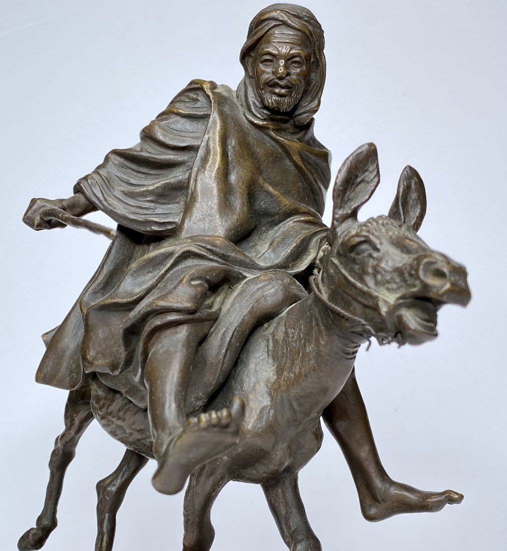 Ein Eselritt mit der arabisch-russischen Bronzestatue Lanceray