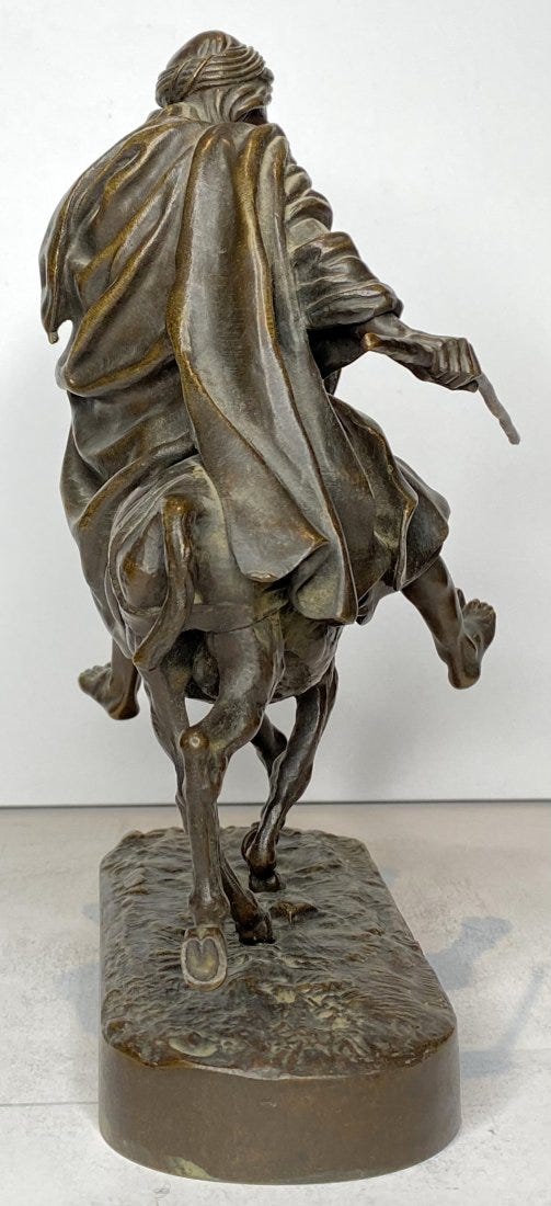 Un paseo en burro por la estatua de bronce árabe rusa Lanceray